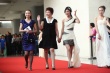 《盛糖乐队》主创亮相 女演员晚礼服似纱布缠身