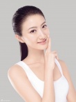 景甜曝写真香肩半露 纯白性感肌肤展极致女人味