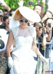 Lady Gaga结束香港之行 送T恤赠予歌迷作风亲民