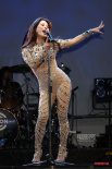 温岚紧身战衣大秀身材曲线 演唱会上扭动S身姿