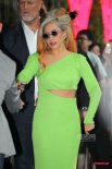 GaGa荧光绿长裙镂空秀腰身 挥手大抛飞吻显亲民