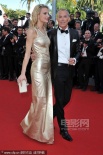设计师红毯携金发模特 莎拉·玛莎高开叉秀美腿