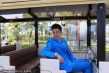 馮紹峰戛納悠閑逛沙灘 瘸腿拄拐英國(guó)老紳士范兒