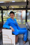 馮紹峰戛納悠閑逛沙灘 瘸腿拄拐英國(guó)老紳士范兒