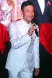 成龍率眾型男帥氣亮相 姚星彤著透視裙秀雙峰