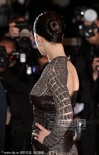 电影“吸血鬼”首映 女主演穿蛇皮纹裙狂野亮相