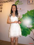 莫文蔚白色蕾絲連衣裙清新亮相 曝兒時獲獎舊照
