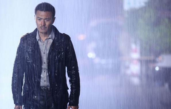 《查无此人》剧照-于小伟雨中徘徊