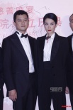 王菲、李亚鹏情侣西装上阵 窦靖童身穿抹胸短裙