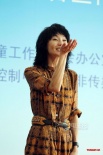 張曼玉暗黃色復古連衣裙現(xiàn)身 飛吻吮指萌態(tài)百出