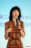 張曼玉暗黃色復古連衣裙現(xiàn)身 飛吻吮指萌態(tài)百出