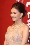 Maggie Q深V裙秀雪乳 昆凌胸前若隐若现超惊艳