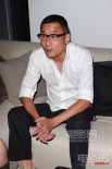 梁家輝白衫黑褲儒雅亮相 態(tài)度親民不時(shí)嘟嘴賣萌