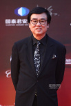 《男人如衣服》主创亮相 吴千语裸色亮片裙清纯