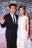 杨幂、刘恺威情侣档亮相上海 白色长裙气质高雅