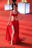 肉蒲团女星蓝燕布条装性感亮相 衣不蔽体露春光