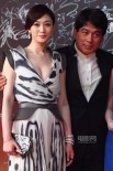 阿嬌、余少群微笑出場 李小冉紅毯“豪乳”側(cè)露