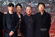“1942”剧组齐亮相 冯小刚黑超遮面徐帆满脸笑