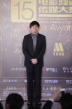 导演张杨现身传媒大奖颁奖礼 西装革履显稳重