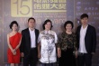 《暴走妈妈》剧组现身 方青卓水墨画上衣大气