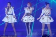 SHE合体复出献唱金曲奖 五月天领奖台上吃香蕉