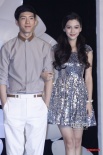 Angelababy銀色亮片裙似星光 攜手井柏然顯登對