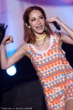 周杰倫穿紅衣熱情開唱 蕭亞軒、林俊杰實力超群