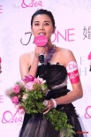 蒙嘉慧黑婚紗內(nèi)襯白婚紗 眼角現(xiàn)魚尾紋老態(tài)盡顯
