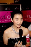 蒙嘉慧黑婚纱内衬白婚纱 眼角现鱼尾纹老态尽显
