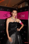蒙嘉慧黑婚纱内衬白婚纱 眼角现鱼尾纹老态尽显