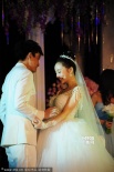 贾乃亮跪地吻李小璐玉足 婚礼现场承认即将当爸爸