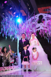 贾乃亮跪地吻李小璐玉足 婚礼现场承认即将当爸爸