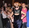 Lady GaGa踩恨天高半裸上身 胸前鏤空黑絲誘惑