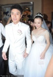 李小璐披白纱娇羞携贾乃亮出场 众星助阵排场足