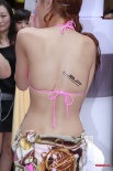 巨乳嫩模何佩瑜鬧市區(qū)三點上陣 當街沐浴引圍觀