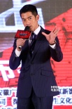 余男露香肩女人味十足 郭富城、孙红雷酷雅亮相