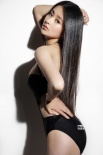 穎兒泳衣寫真顯誘惑 黑色緊身衣擠出“事業(yè)線”