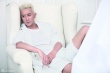 韩庚一身白衣登杂志封面 席地而坐演绎赤子之心