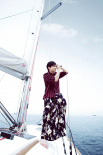 吳奇隆夏日海洋大片曝光 披花朵裙扮瀟灑海之子