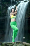 母其弥雅七彩瀑布玩转性感瑜伽 曼妙身姿前凸后翘
