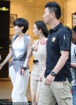 杨幂小露事业线获保安护驾 手伸衣服内频整内衣