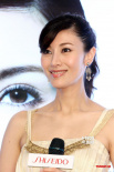 李嘉欣金色吊带装性感代言 自嘲大笑难免现皱纹