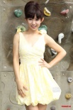 瑶瑶穿鹅黄色短裙展萝莉笑容 对男友身份不设限