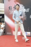 韩庚与歌迷共度“七夕”节 黑色短发显神清气爽