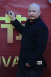 王全安身穿黑色西服踏上红毯 裁剪贴身霸气逼人
