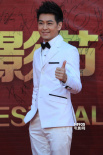 林志颖身穿白色西服显帅气 黑色领结添童真气质
