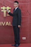 男星李乃文长影节红毯留名 黑西装凸显文艺气质