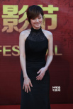 张娜拉黑色紧身礼服亮相 笑容甜美尽显婀娜身姿