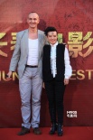 龚丽娜携老公甜蜜走红毯 额头图腾造型个性示人