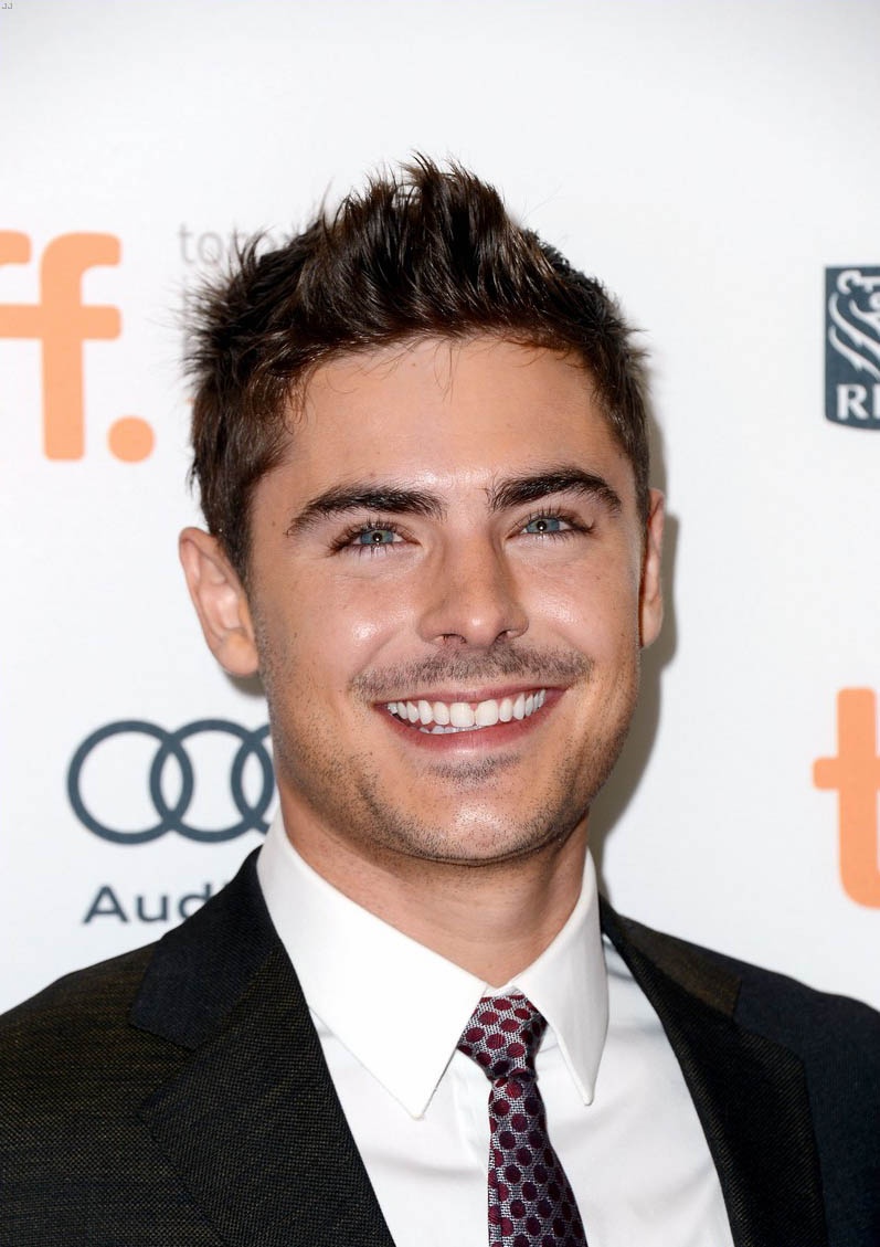 图库 明星秀场 首映现场 > 《不惜一切》亮相多伦多 扎克留小胡子扮